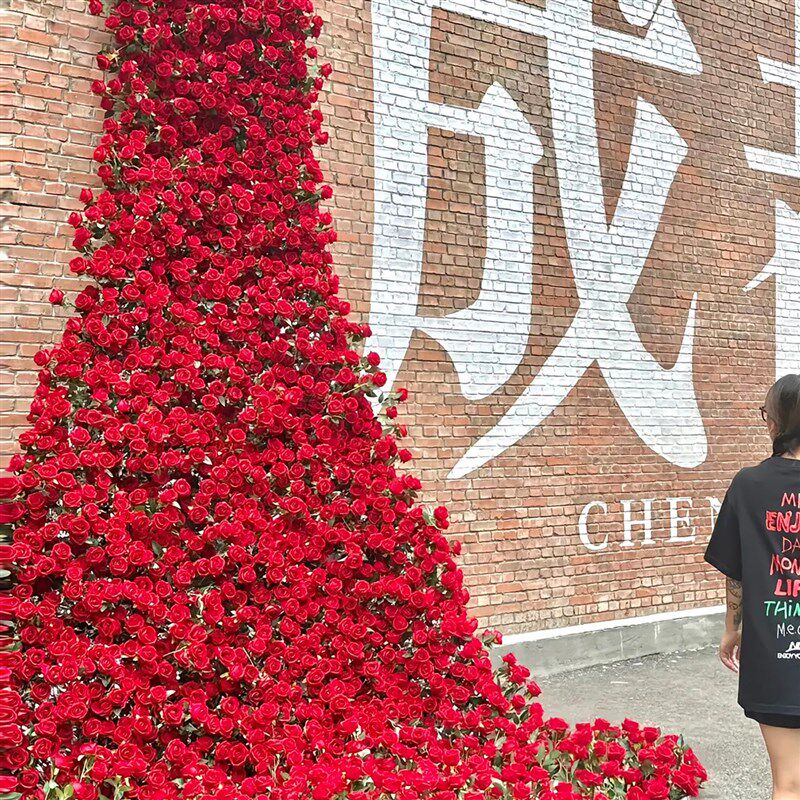 diy玫瑰瀑布网红打卡花墙仿真假花商场婚庆节庆拍照橱窗背景布置