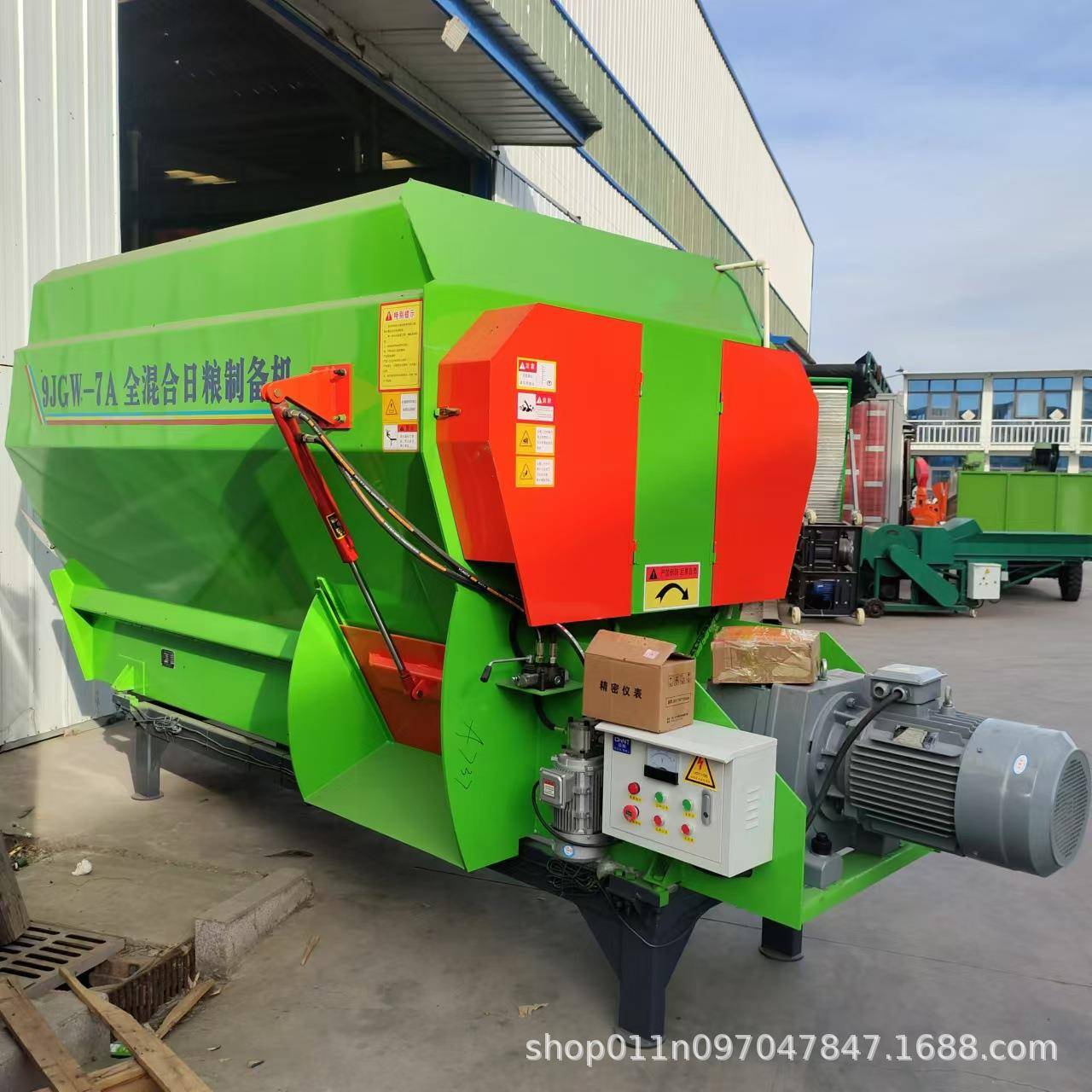 牛羊饲料搅拌机直联式全日粮饲料制备机七立方直联混合饲料搅拌机