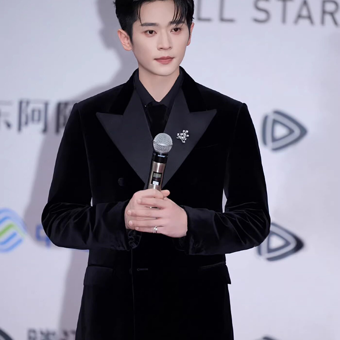 辰磊明星同款黑丝绒男商务西服潮