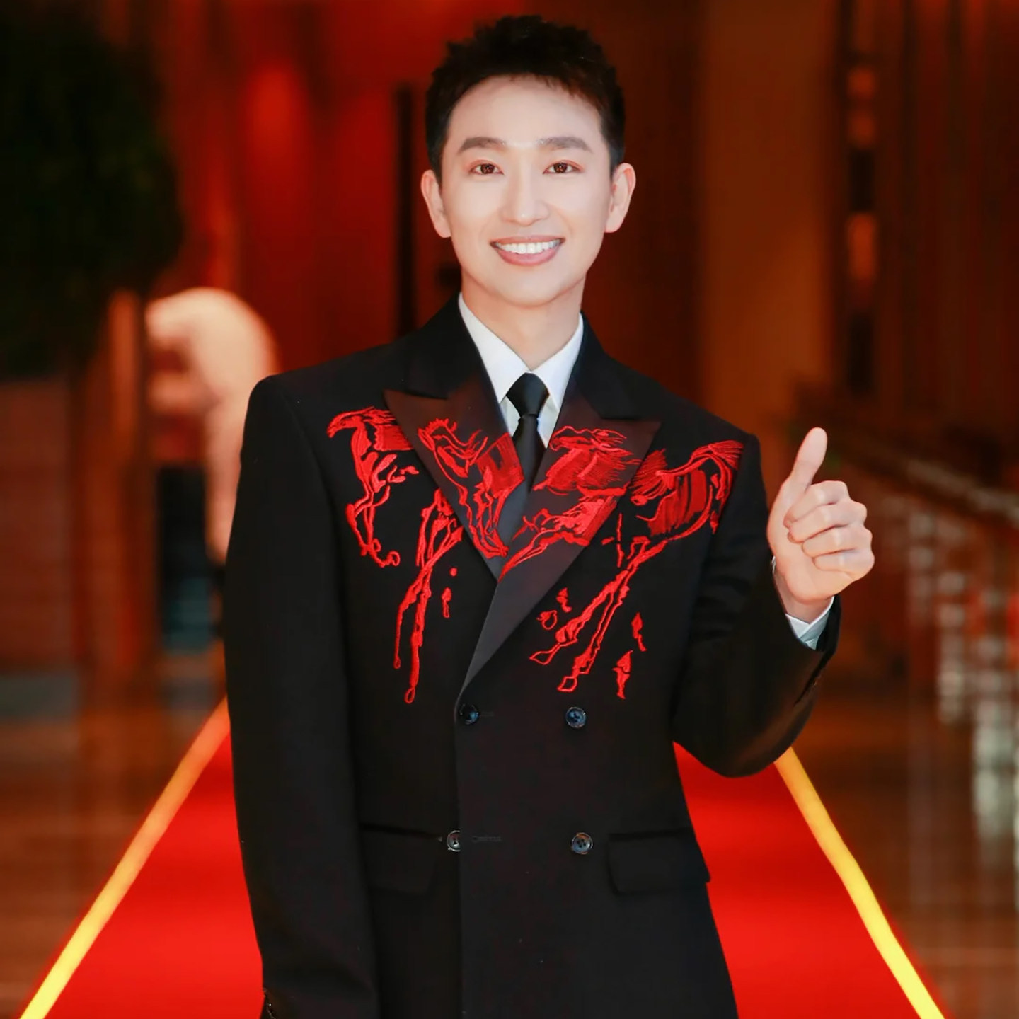 明星同款黑色重工红马刺绣西装男士商务主持舞台演出修身西服外套,男装,商务正装西服,淘宝优惠券,粉丝福利购,淘宝优惠卷