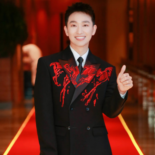 明星同款黑色重工红马刺绣西装男士商务主持舞台演出修身西服外套