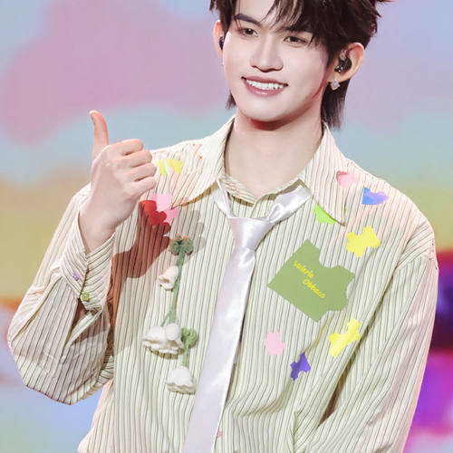 云旗明星同款韩版绿条纹男衬衫