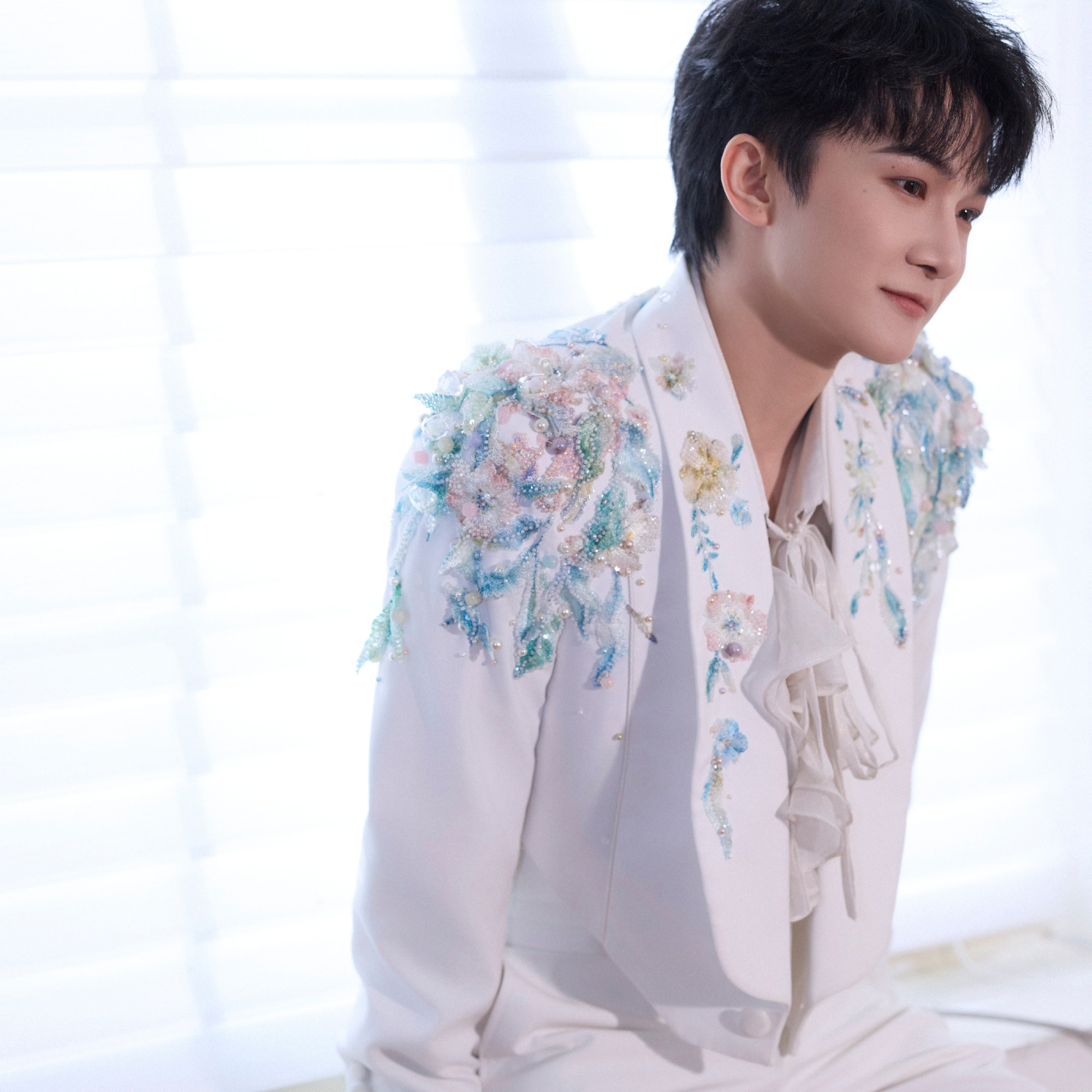 周深同款韩系白刺绣花男短款西服