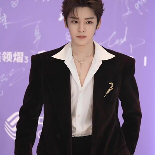 饰高级感痞帅休闲外套潮 男秋冬胸针装 侯明昊明星同款 黑色丝绒西装