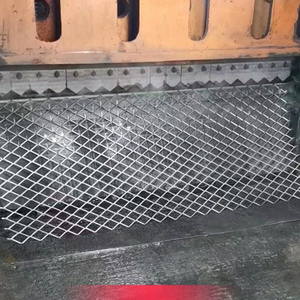 重型钢板网菱形网片走道网吊顶网防护网脚踏网装饰钢结构平台踏步