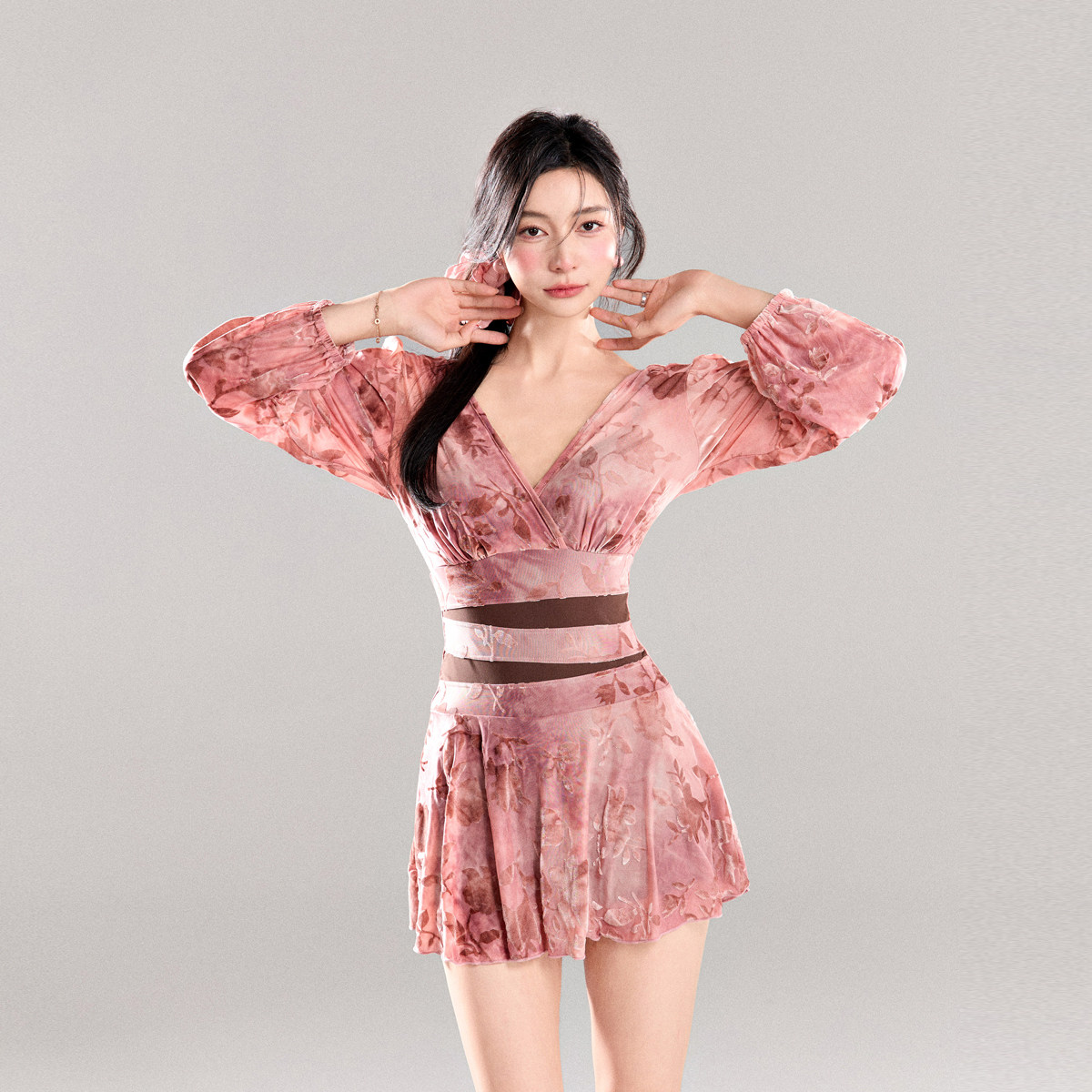 泳衣女遮肚显瘦裙式连体长袖保守微胖带钢托2024冬新款泡温泉海边