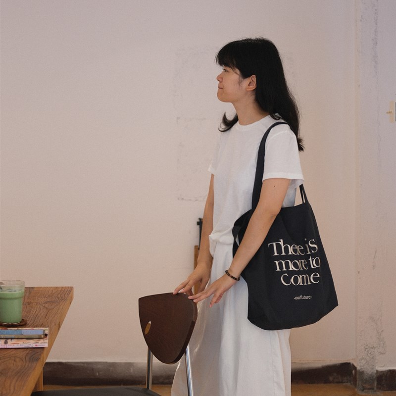 独特的原创帆布包与英文绣花,大容量,时尚的通勤肩斜挎包,黑色手