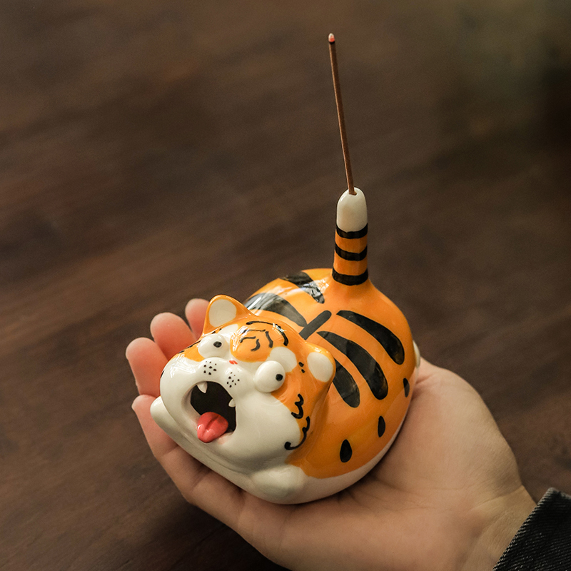 可爱桌面老虎摆件陶瓷香插线香创意茶宠生肖不倒翁Y客厅茶几家用