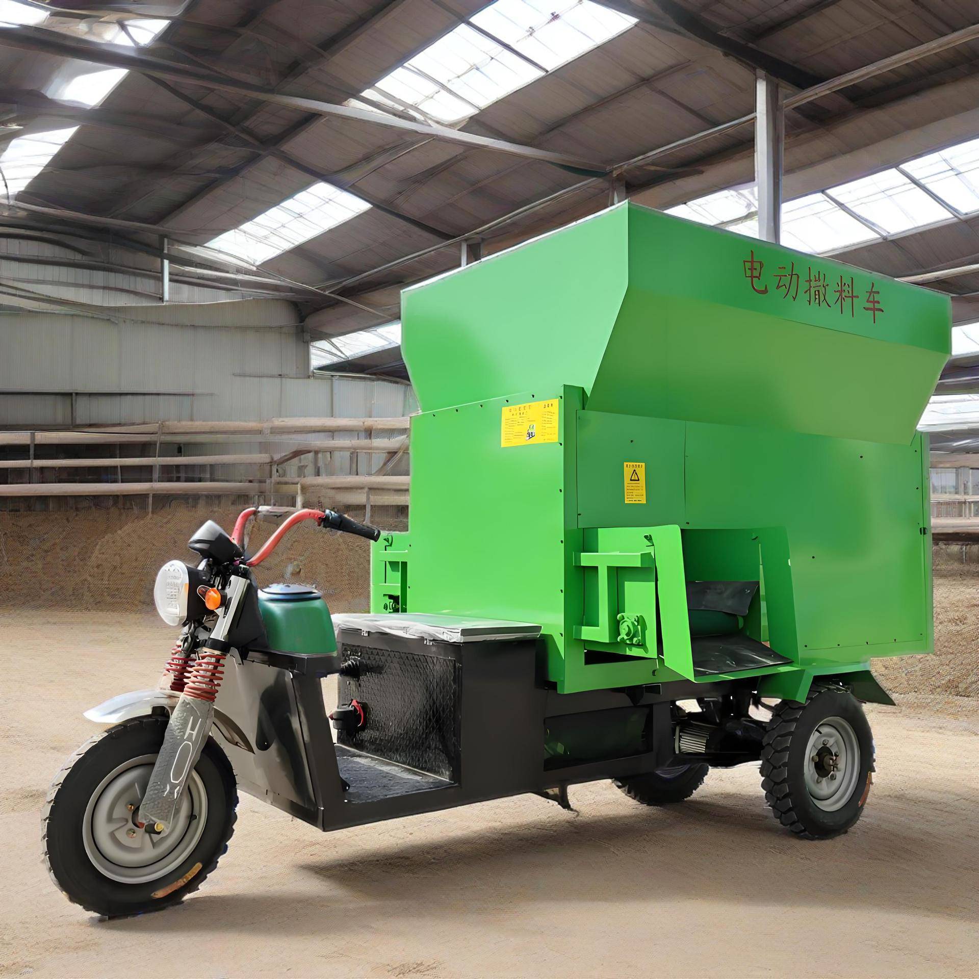 自走式饲草撒料车电动三轮饲料投料车养殖场育肥小型喂料车