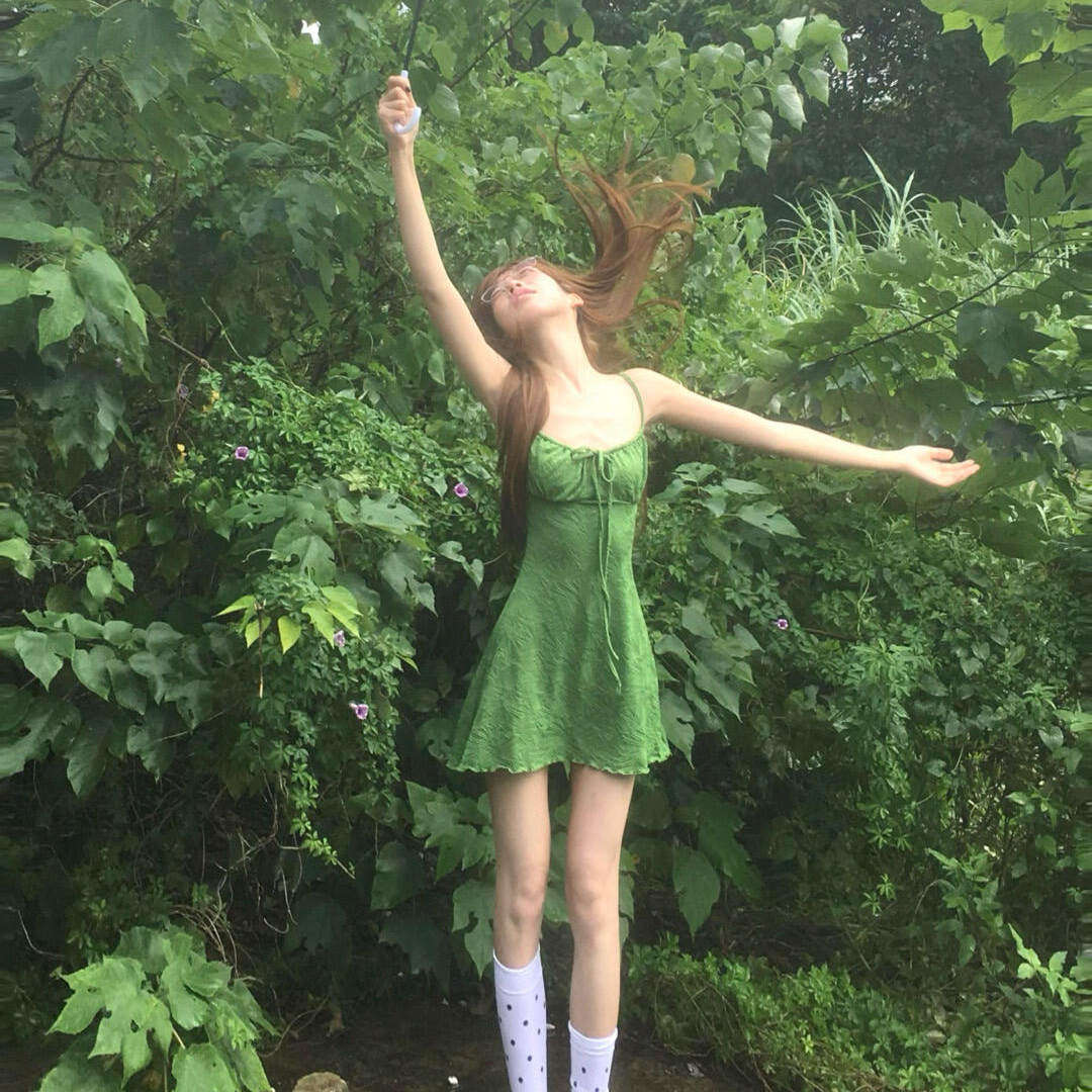 法式覆古度假肌理感绿色吊带短裙子女春夏新款海边抹胸显瘦连衣裙