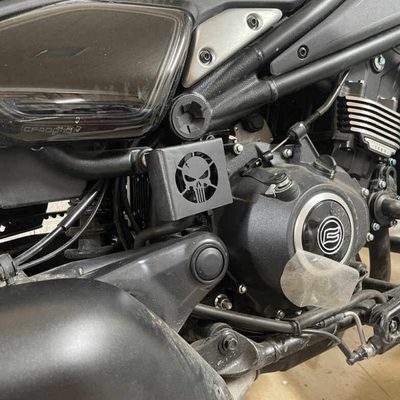 适用春风450CLC改装后刹车油壶盖油杯护罩春风250CLC刹车泵保护罩