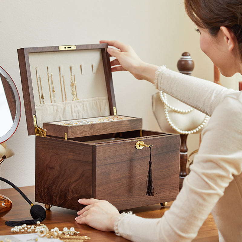 2022新款黑胡桃木实木首v饰盒带锁桌面收纳盒大容量高档精致饰品