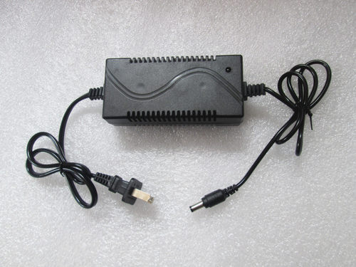 12V1000MA蓄电池圆孔充电器 13.8V1A圆头充电器12V电瓶圆孔充电器