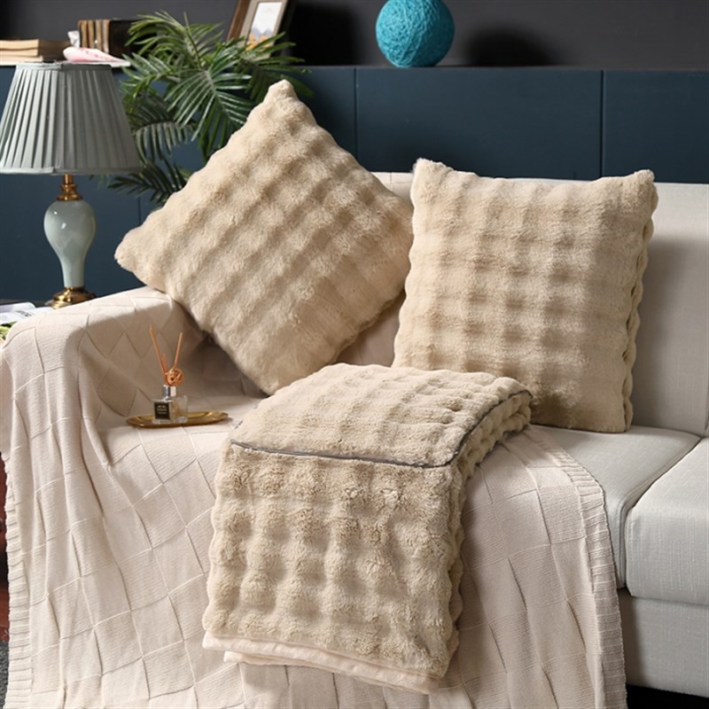 新款兔毛绒e抱枕被子两用多功能轻奢时尚办公室午睡盖毯汽车靠垫