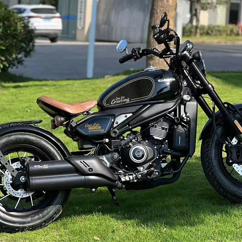 摩托车改装防滑油箱保护贴适用春风450CLC鱼骨防刮磨砂复古风耐磨