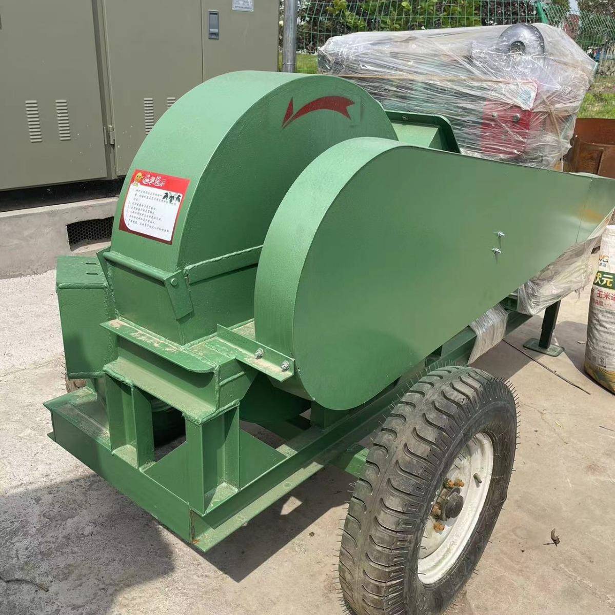 牵引拖轮式树枝粉碎机柴油款菇木细料粉碎600型移动木材粉碎机