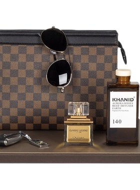 样板房衣帽间意式轻奢衣服皮鞋摆件咖色主题商务男士衣柜软装饰品