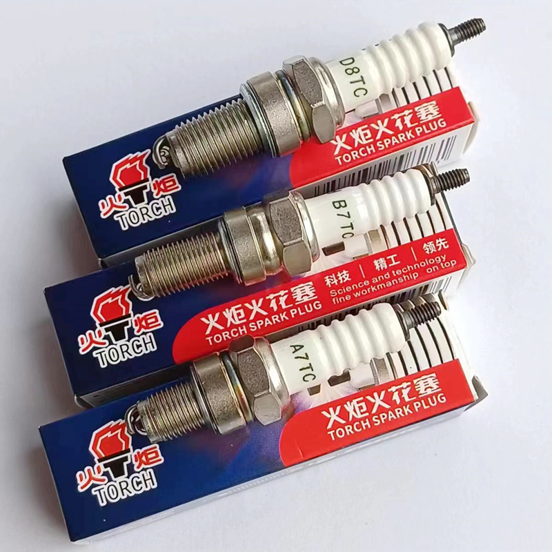 踏板车火花塞摩托车通用110弯梁车A7TC跨骑D8TC火咀125带电阻