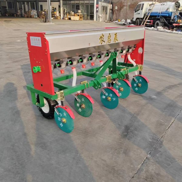 拖拉机带小麦施肥机不锈钢肥箱农用圆盘施肥器春季麦地施肥撒肥机