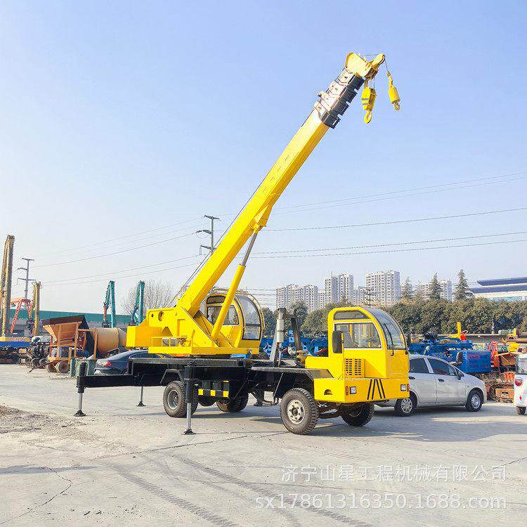 小型轮式变形金刚四不像起重机厂家8吨建筑工程起吊机械设备