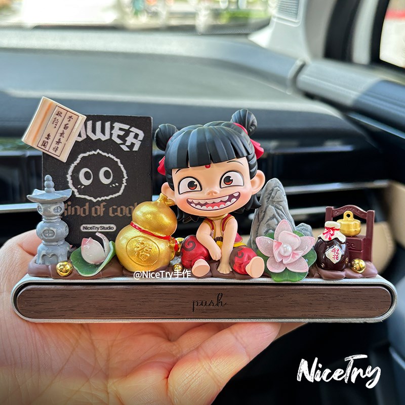 泡泡玛特哪咤2魔童闹海哪咤车载摆件G中控台临时停车号码牌汽车饰