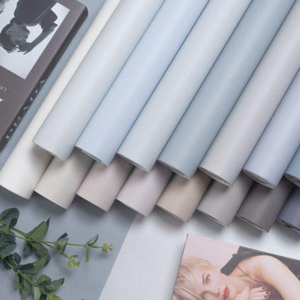 2024新款简约现代纯素灰白色光面无纺布墙壁纸店铺装修舞蹈室背景