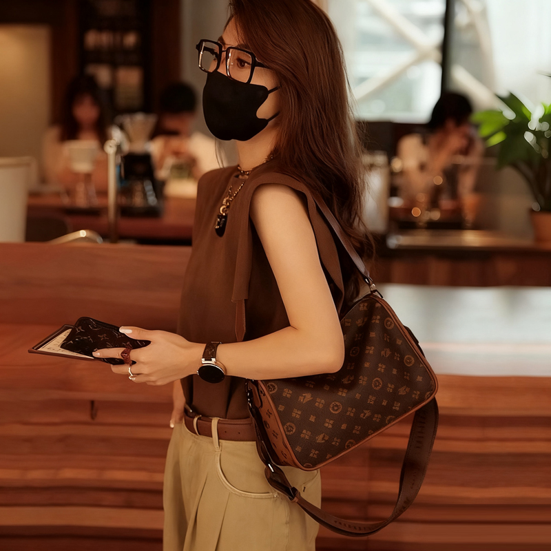 醉牛新款手提包大容量软皮妈妈包礼物百搭真皮斜挎通勤女枕头包