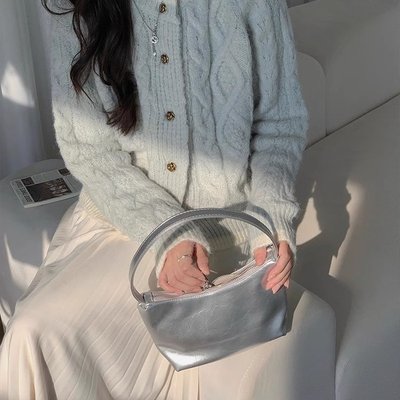 奶蓝色温柔风复古麻花圆领针织开衫女秋季软糯马海毛慵懒毛衣外套