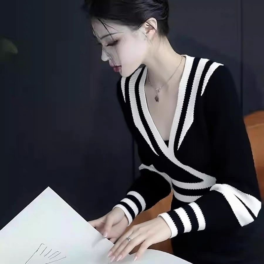 秋季高级感小众不撞款软糯慵懒风减龄独特别致黑白v领条纹毛衣女