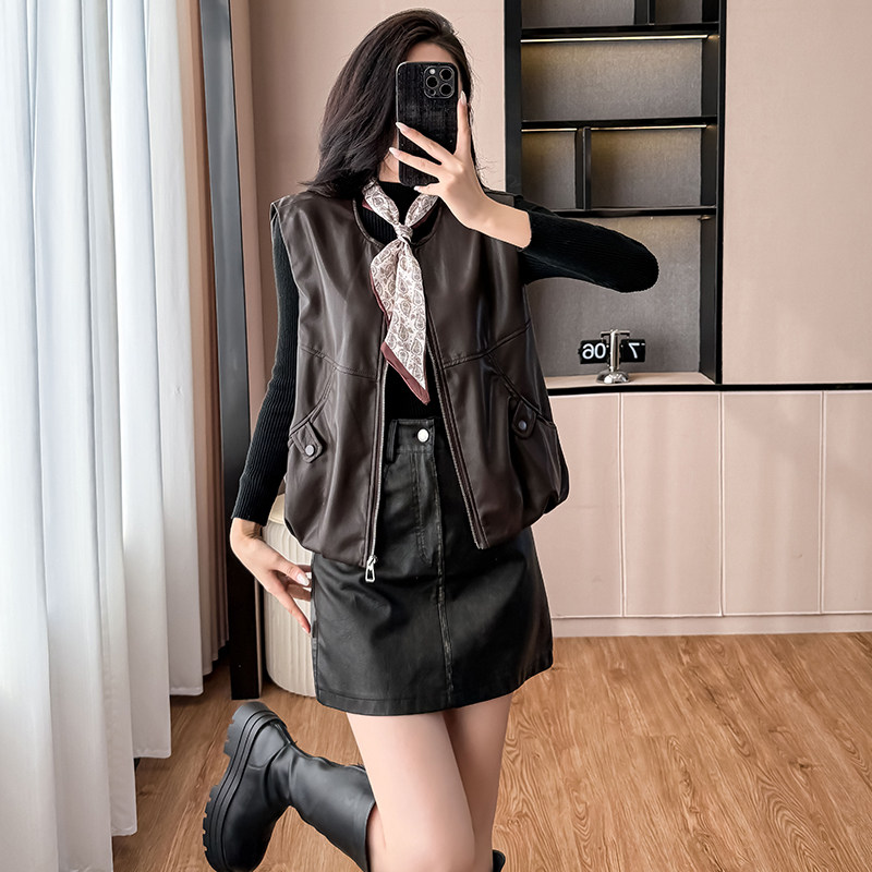 配丝巾2025秋季新款韩版宽松无袖皮衣马甲女休闲机车服背心上衣潮