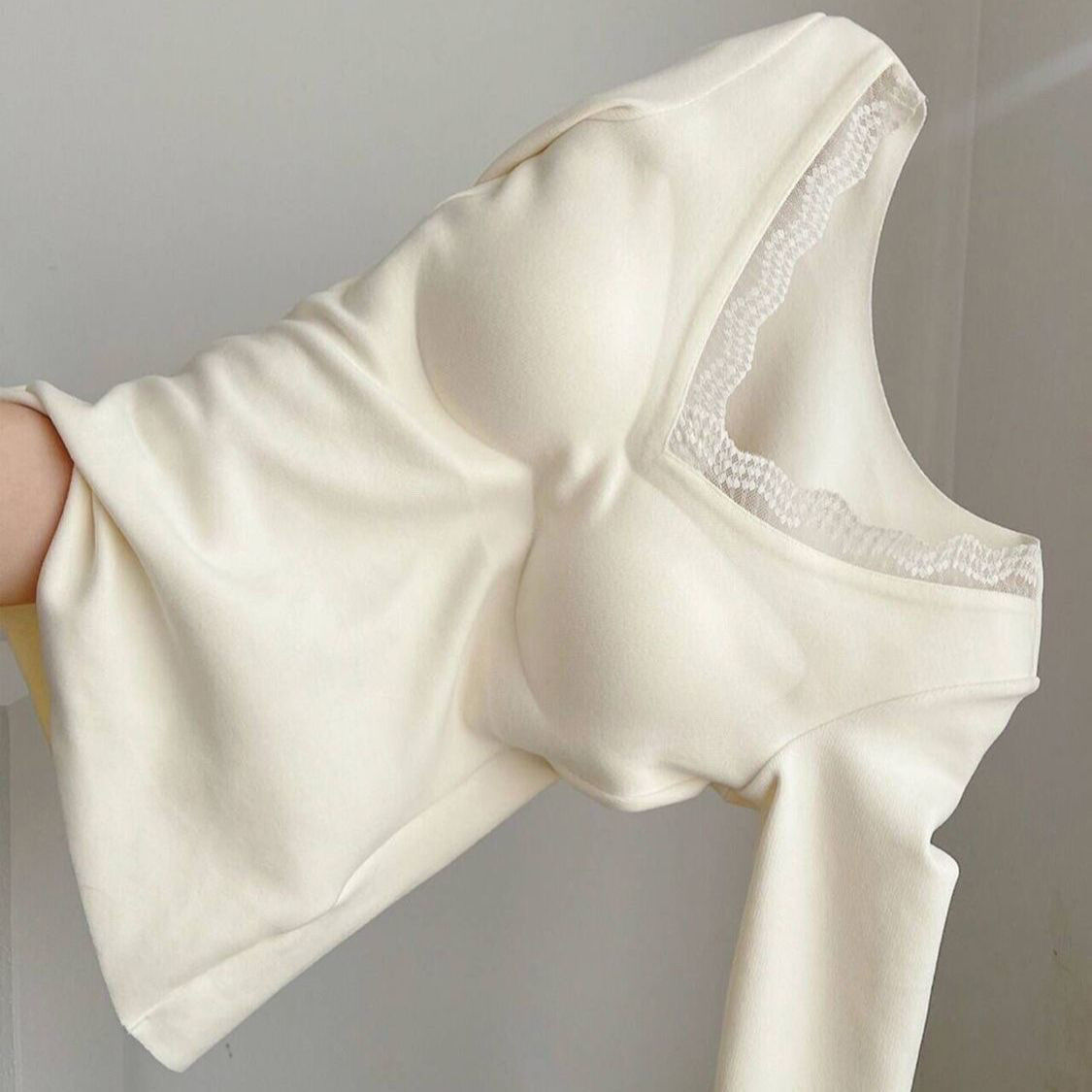 纯欲蕾丝边带胸垫V领长袖女