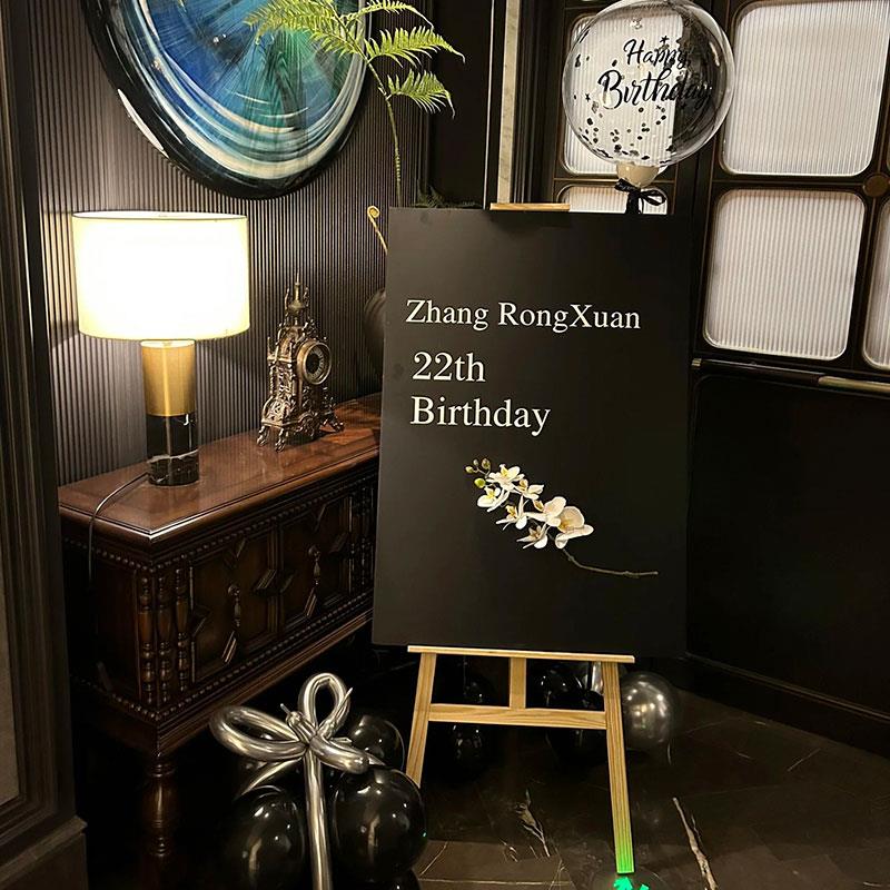 生日迎宾牌高级简约指引牌黑色kt板定制花艺布置气球背Z景板指示