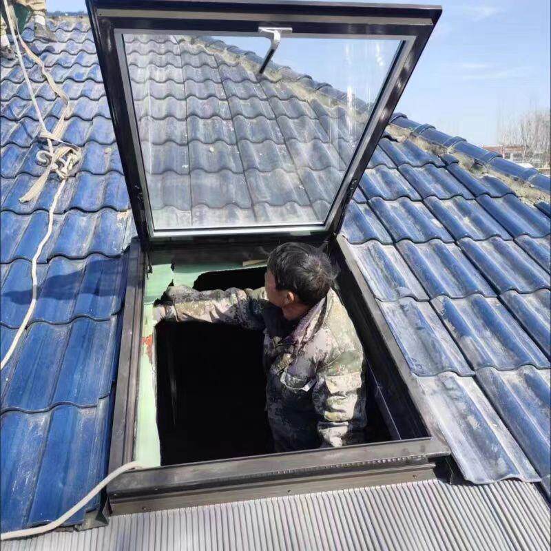 铝合金天窗别墅琉璃瓦斜屋顶阁楼手动采光阳光房电动检修口顶盖板图片