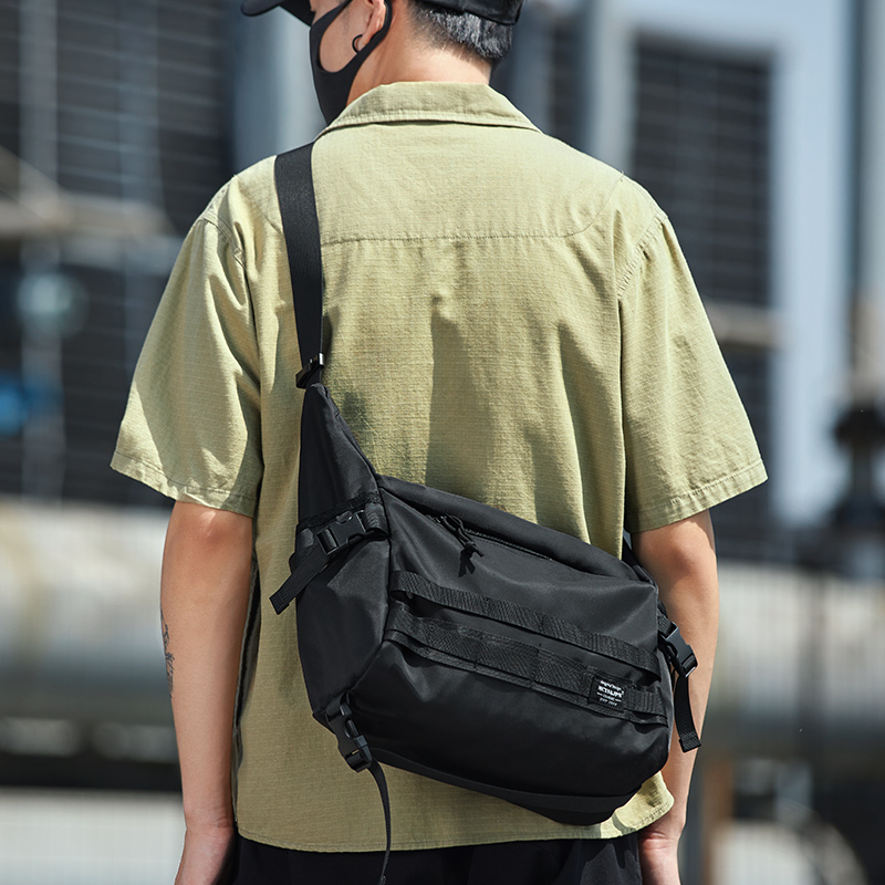 单肩斜挎包男士潮牌大容量工装包学生休闲insQ日系挎包机能邮差包
