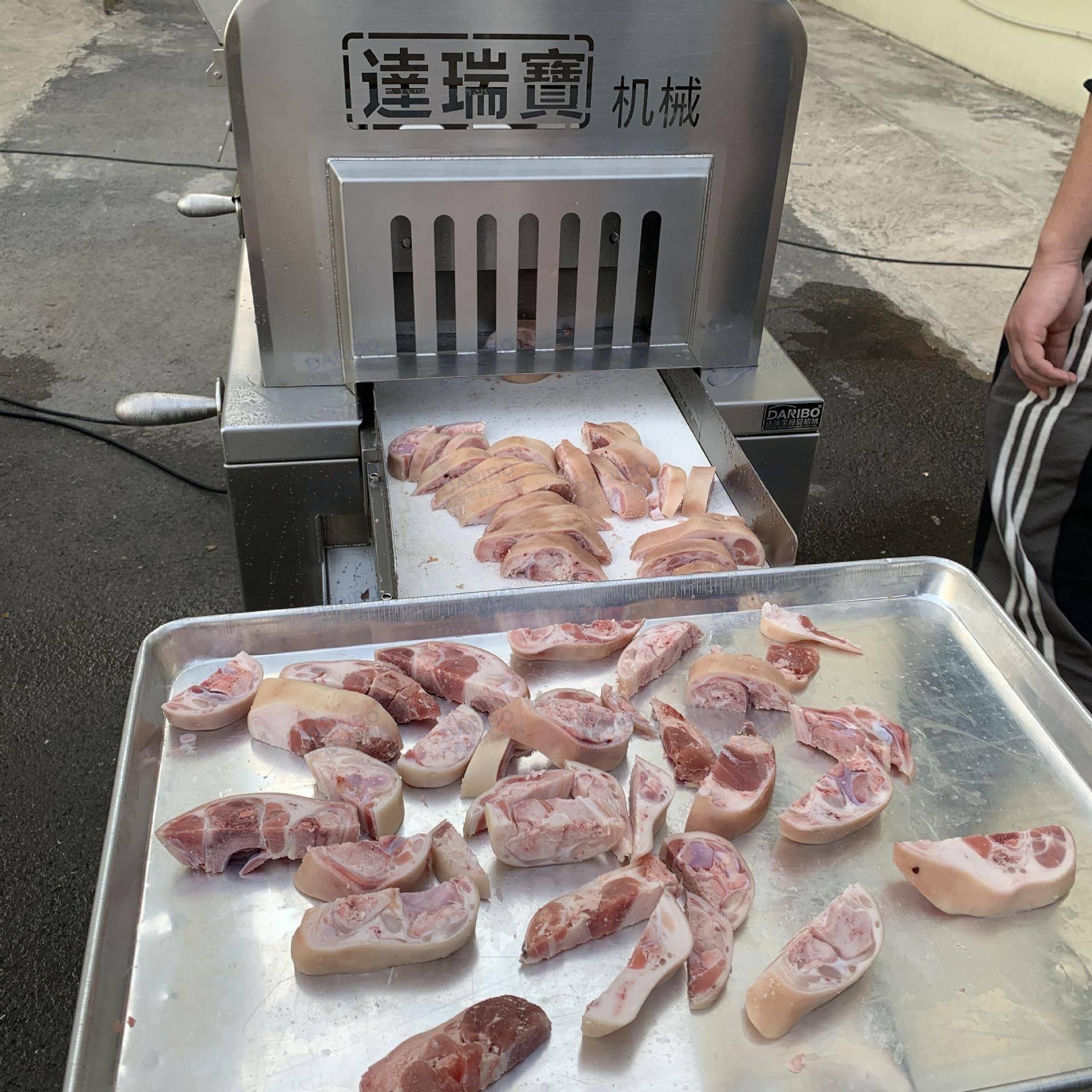 *肉类工厂用猪肋骨羊蝎子切块切段设备商用牛腩肉切丁切粒机