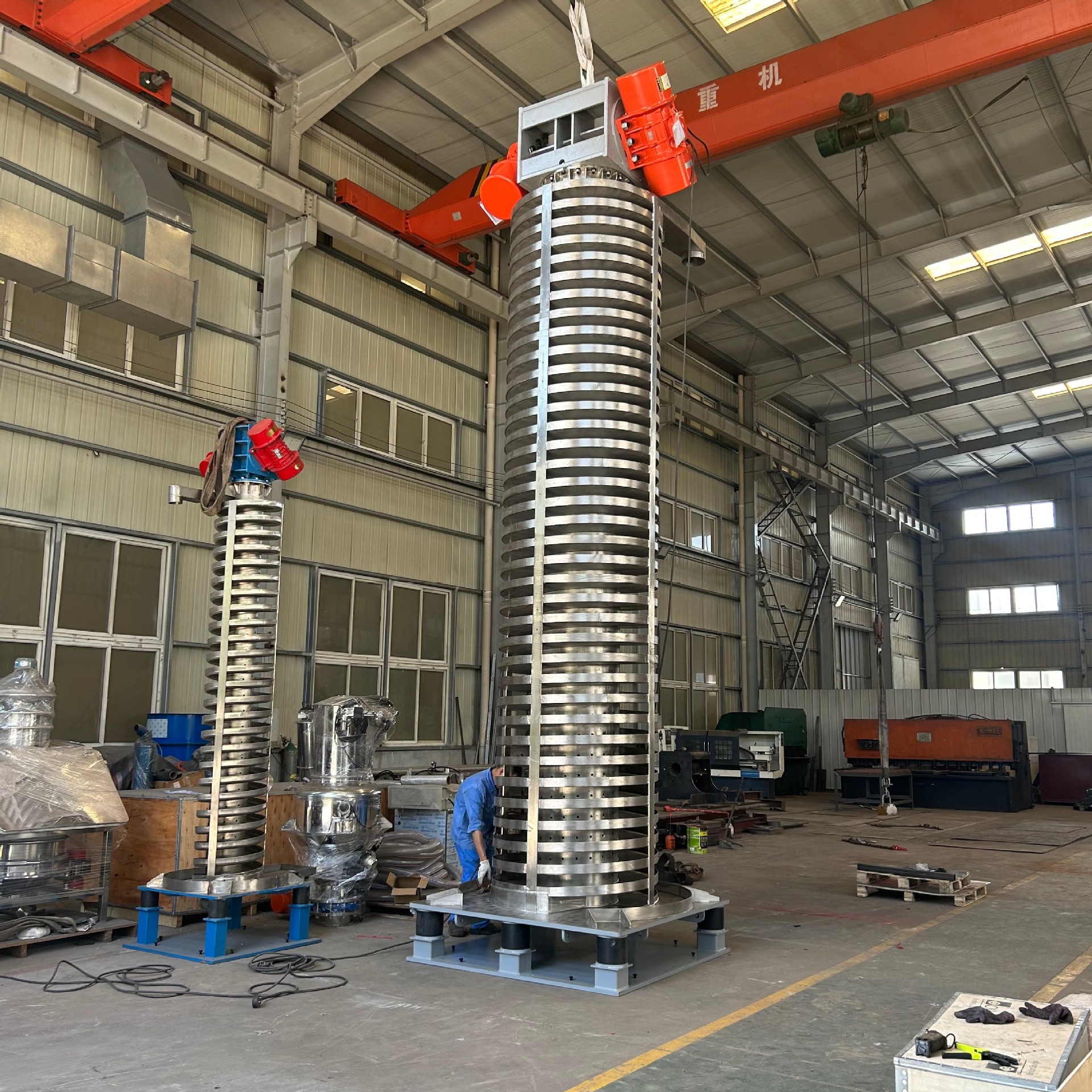 晟图冷却垂直振动提升机 螺旋式全封闭粉体垂直降温下料设备