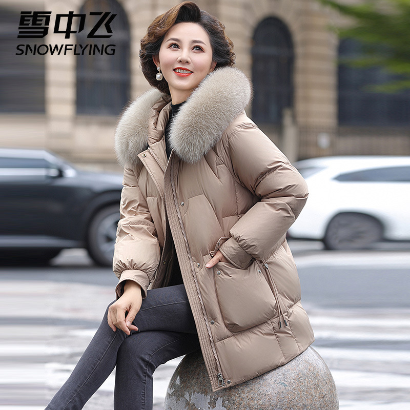 雪中飞妈妈羽绒服女冬季2025新款今年狐狸毛领中老年外套新中式