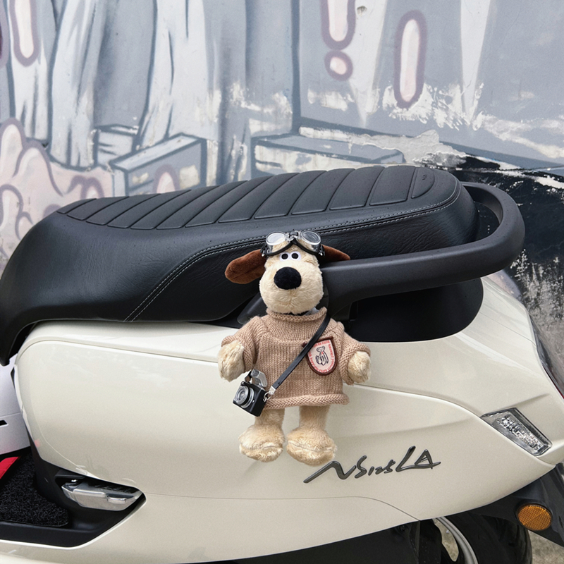 NS125LA机车改装件踏板掌门狗玩偶挂件摩托车通用装饰品创意可爱