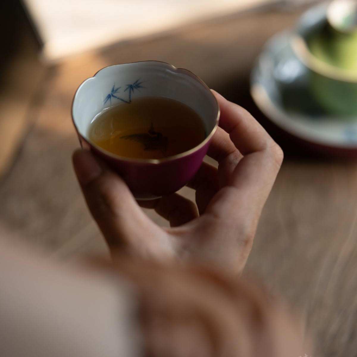 赋山堂胭脂红竹鹤葵口杯手绘陶瓷主人杯茶杯客杯描金边 一件代发