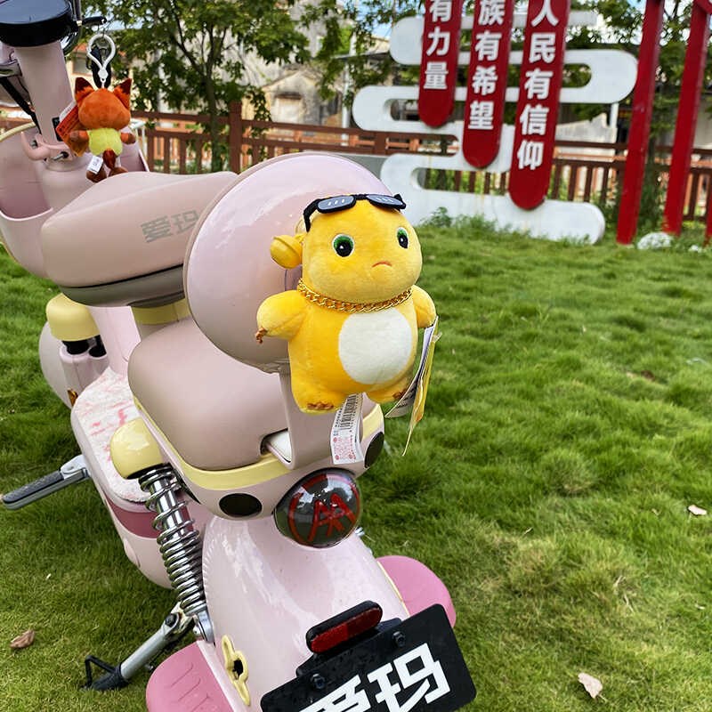 卡通创意大佬奶龙电动车装饰小配件可爱车尾挂件摩托车配饰可拆卸