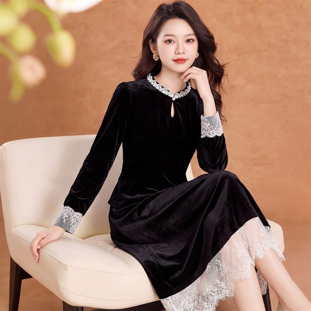 大码赫本风圆领蕾丝拼接丝绒连衣裙女2026新款收腰显瘦气质长裙子