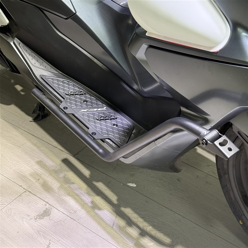 适合25款PCX护杠PCX160护杠脚踏改装保险杠铝合金防滑加厚踏板