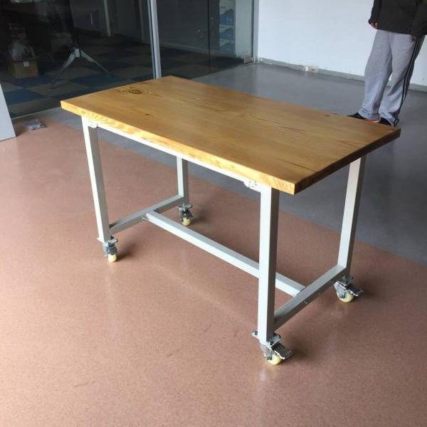 实木工作台车间移动操作台工厂桌实验台承重带轮桌子移动钳工台图片