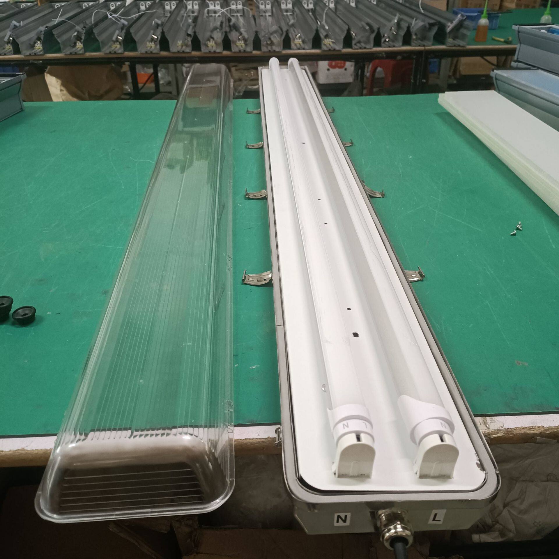 LED工程三防灯防震隧道灯具PC罩阻燃不锈钢三防灯应急支架日光灯