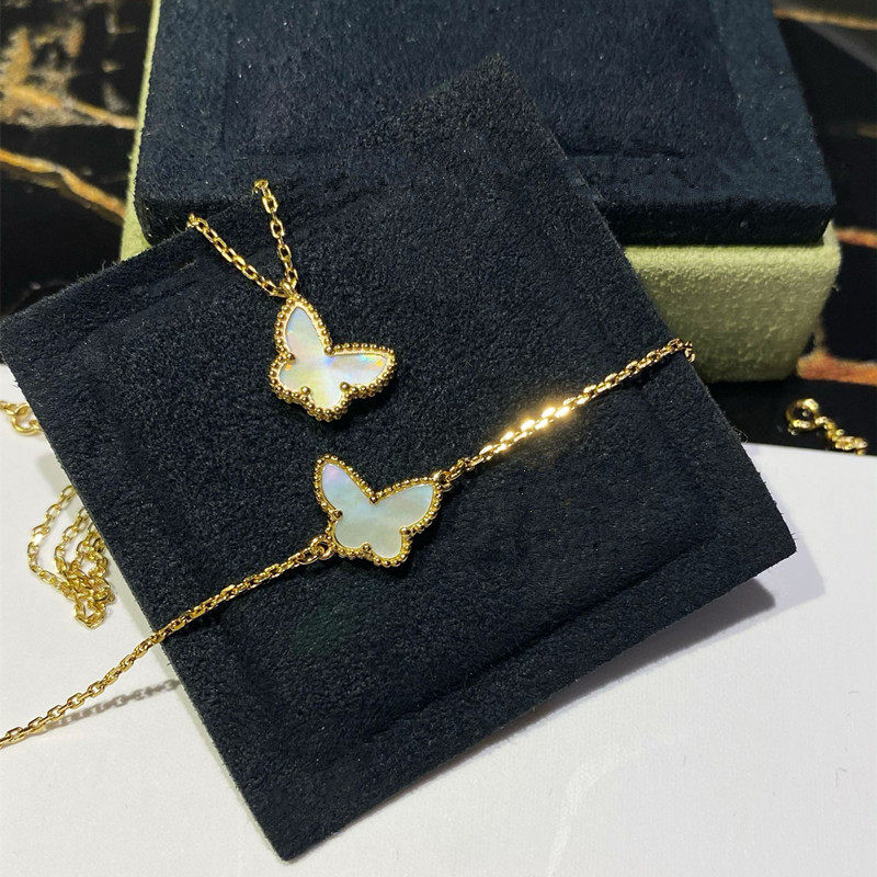 高版本轻奢小蝴蝶项链18K玫瑰金本命年小红花白贝母高级感锁骨链