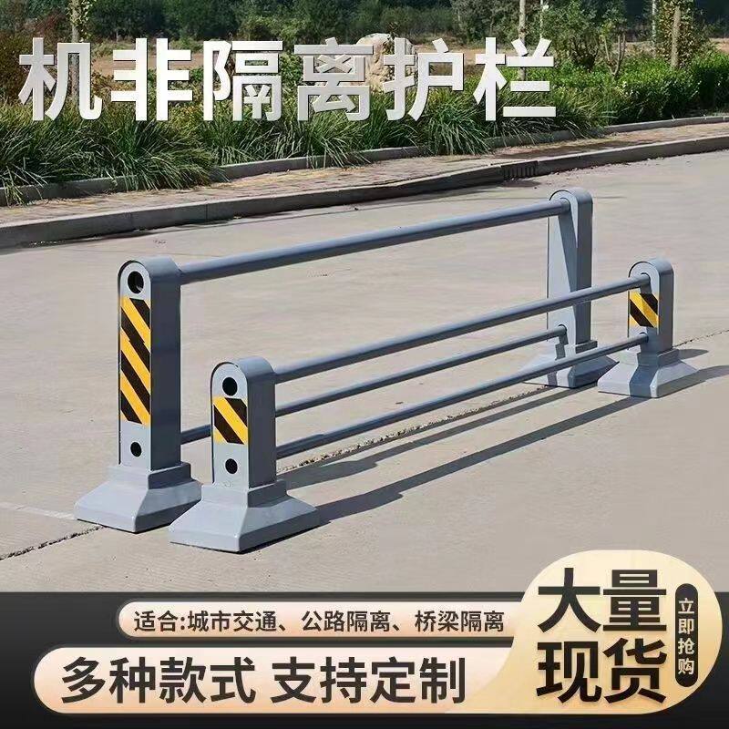 市政护栏网|公路护栏网人行道移动隔离墩防撞停车场分离反光贴铁