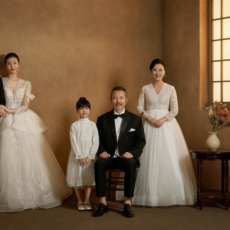 2023影楼新款韩版全家福拍照摄影服装一家六口婚纱极简风亲子时装
