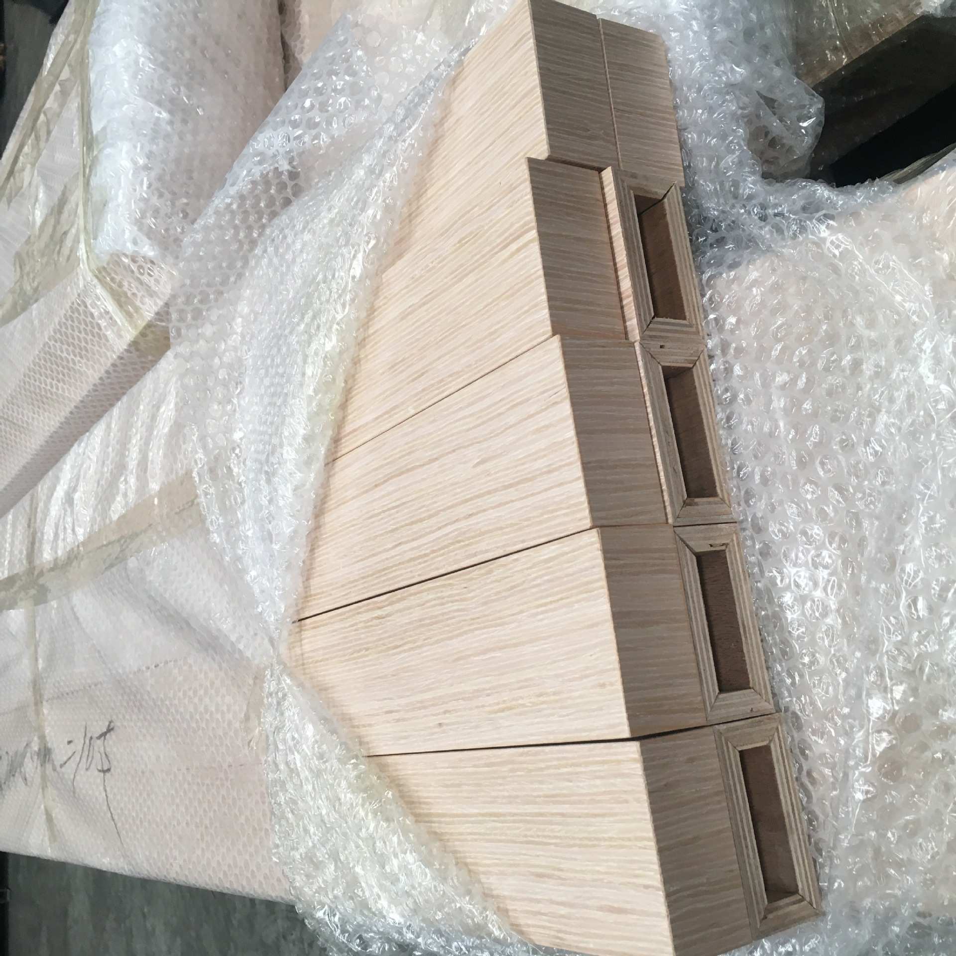 厂家供应木饰面木方通格栅隔断家装建材天花吊顶装修材料