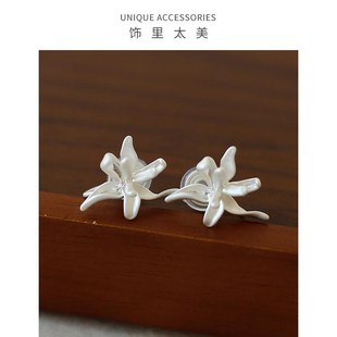 饰里太美不规则哑光金属鸢尾花朵蚊香盘耳夹小众清冷高级随性耳饰
