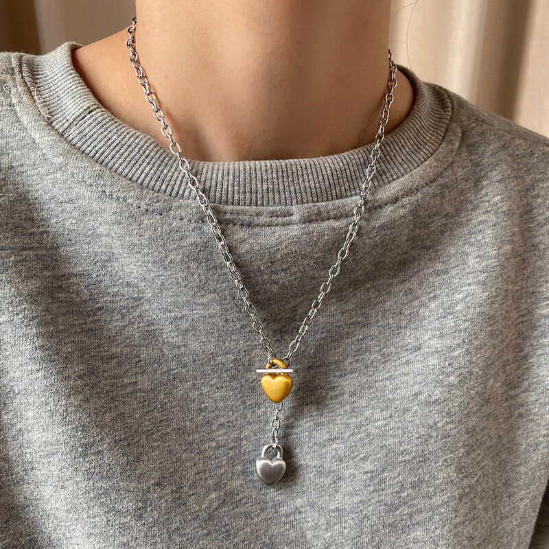 拉丝金银撞色磨砂爱心吊坠项链女2024新款爆款个性甜酷情侣毛衣链
